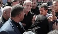 شعار خبرساز هنگام حضور پزشکیان در مراسم تشییع