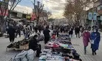 زیرانداز این مرد دستفروش، خوشبختی می‌آورد!