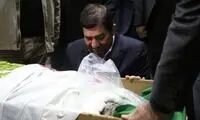 ادای احترام مخبر به پیکر قربانی سقوط بالگرد 