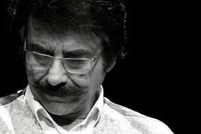 آواز دردناک علیرضا افتخاری در مراسم خاکسپاری مادرش