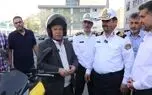 علی پروین با ظاهری متفاوت در میان پلیس‌ها