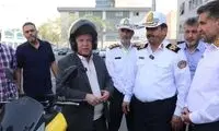 علی پروین با ظاهری متفاوت در میان پلیس‌ها