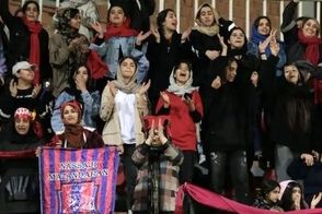 هم‌خوانی دختران هوادار نساجی با آهنگ بهنام بانی