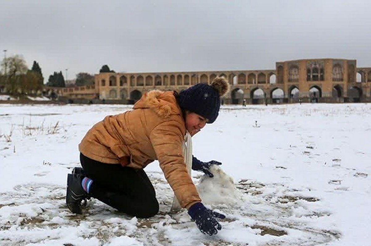 تصاویری از خوشحالی و برف بازی مردم در زاینده‌رود اصفهان