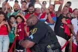 پلیس آمریکا لیدر هواداران رقیب ایران شد!
