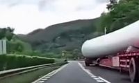 جابجایی یک جسم بزرگ توسط خودروی غول‌پیکر