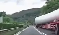 جابجایی یک جسم بزرگ توسط خودروی غول‌پیکر