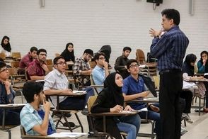  نمایش عجیب لباس عروس و داماد در یک دانشگاه!