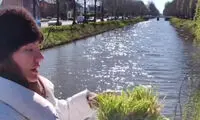 ویدئویی از مهناز افشار حین گره زدن سبزه سیزده بدر