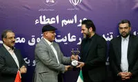 ایرانسل تندیس ملی رعایت حقوق مصرف‌کنندگان را دریافت کرد