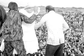 عکس عجیب از حراج لباس‌های خواهر محمدرضا پهلوی در کرج 