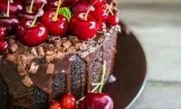 طرز تهیه کیک شکلاتی آلبالویی به روش خانگی