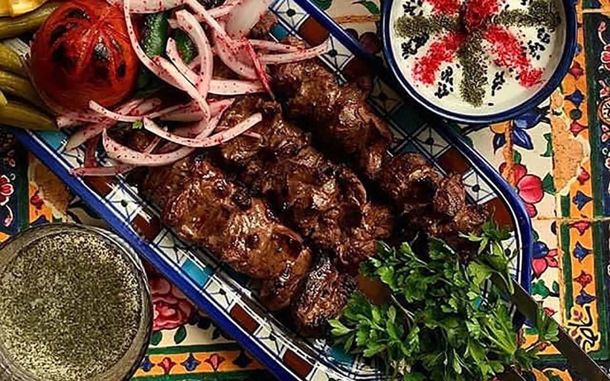   طرز تهیه کباب بستکی ؛ طعم آتشین جنوب روی نان داغ 