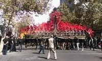 لحظه برخورد علم به سر یک پیرمرد در مراسم عاشورا