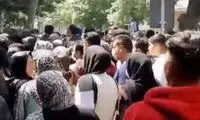 ویدئوی جنجالی از پخش پول در ازای دست بوسی!