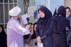 پاسخ غیرمنتظره دانش‌آموز دختر به سوال یک روحانی در مدرسه!