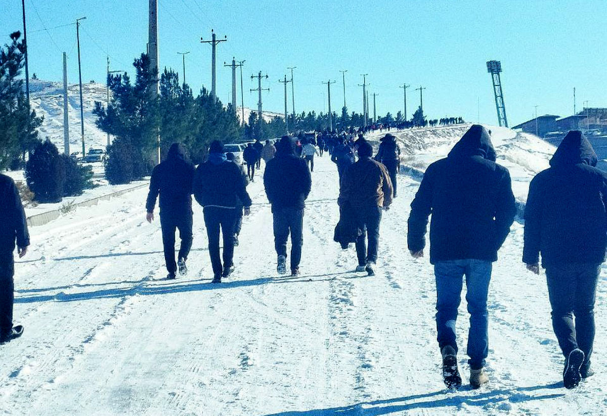 تراکتوری‌ها در برف و یخبندان گرفتار شدند