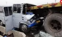 برخورد وحشتناک مینی‌بوس و تریلی در فیروزآباد