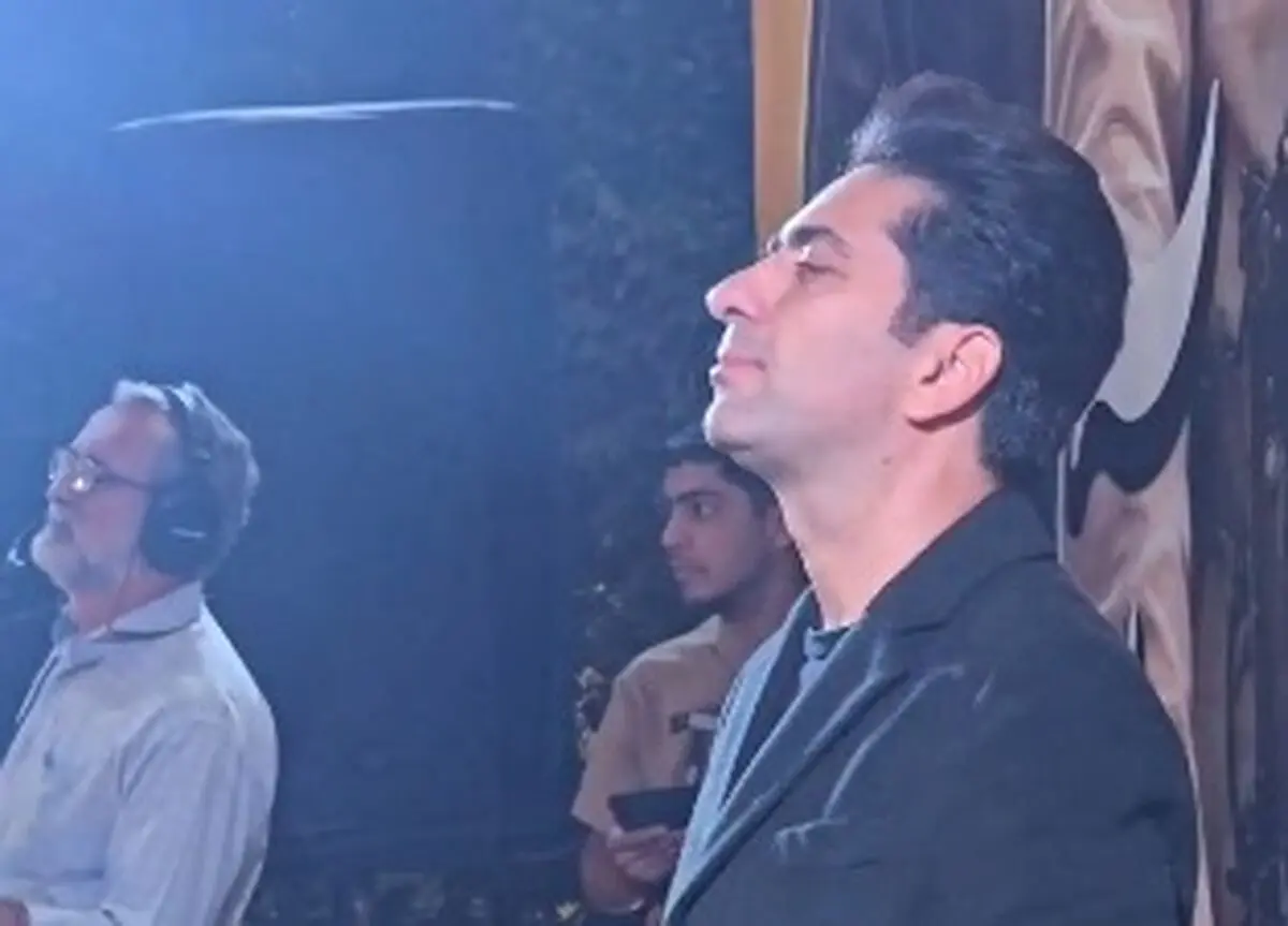اجرای محمد معتمدی در تجمع شبانه میدان انقلاب