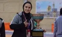 ژست جالب فوتسالیست زن با جام قهرمانی