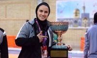 ژست جالب فوتسالیست زن با جام قهرمانی