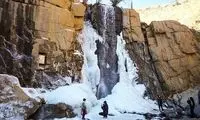 تصاویری از یخ زدن آبشار ۱۲ متری گنج‌نامه همدان