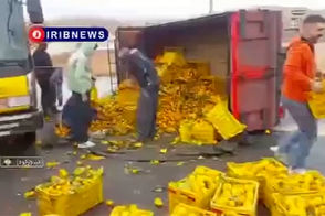 کمک مردم به راننده کامیونی که چپ کرد