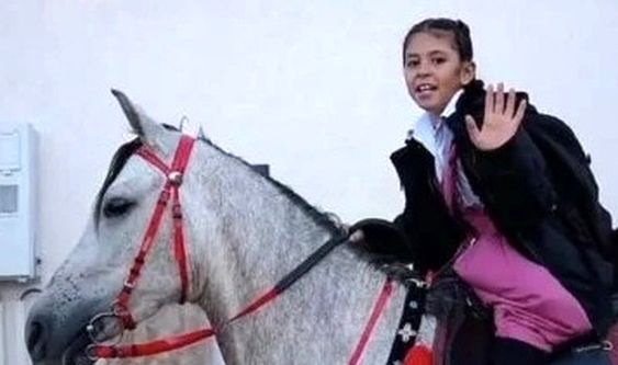 دختری که با اسب به مدرسه می‌رود!