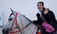 دختری که با اسب به مدرسه می‌رود!