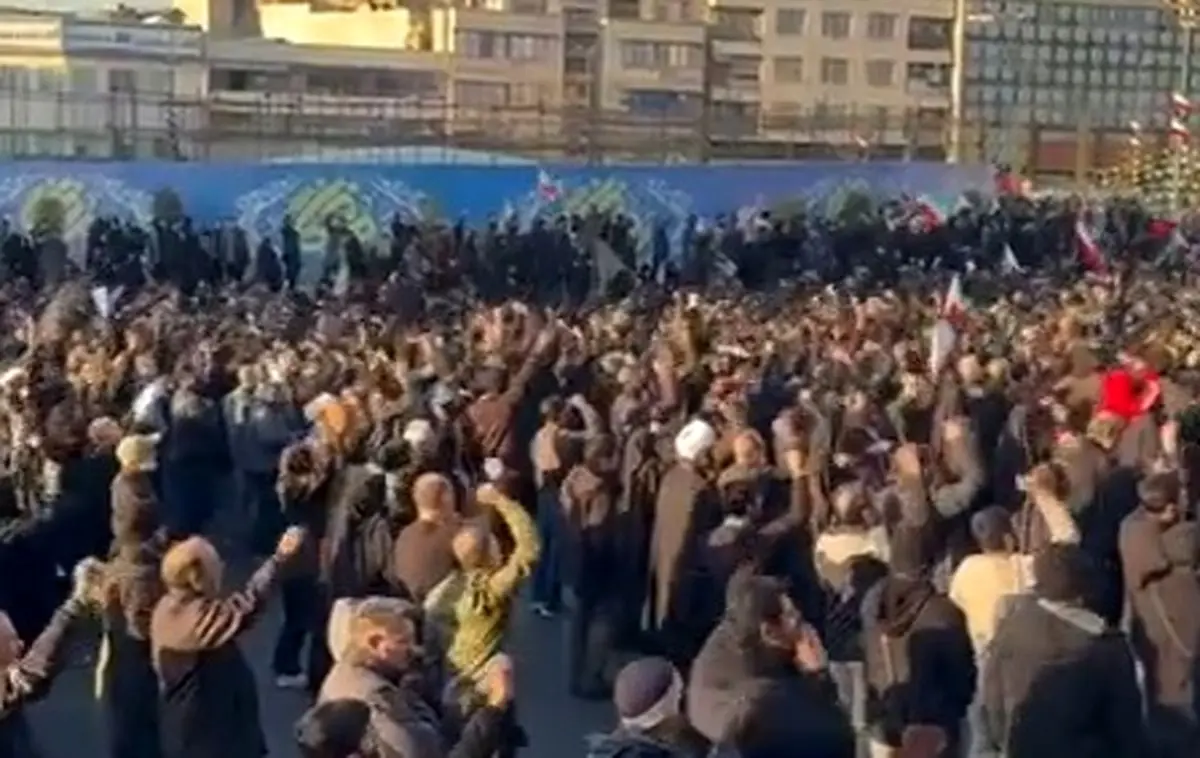 مردم حاضر در میدان انقلاب شعار انتقام سر دادند