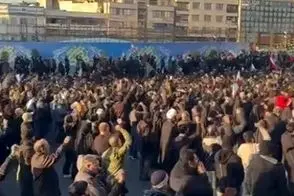 مردم حاضر در میدان انقلاب شعار انتقام سر دادند