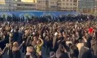 مردم حاضر در میدان انقلاب شعار انتقام سر دادند