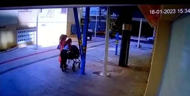 سقوط وحشتناک یک خودرو روی سر یک مادر و نوزادش