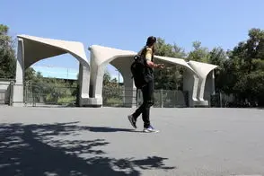 تجمع شبانه مردم در مقابل سردر دانشگاه تهران