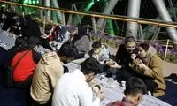 تصاویر سفره افطاری کیلومتری در پل طبیعت