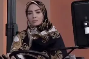 مجری زن صداوسیما در برنامه زنده پشت تراکتور نشست