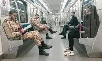 عاشقانه یک سرباز با یک شاخه گل رز در متروی تهران