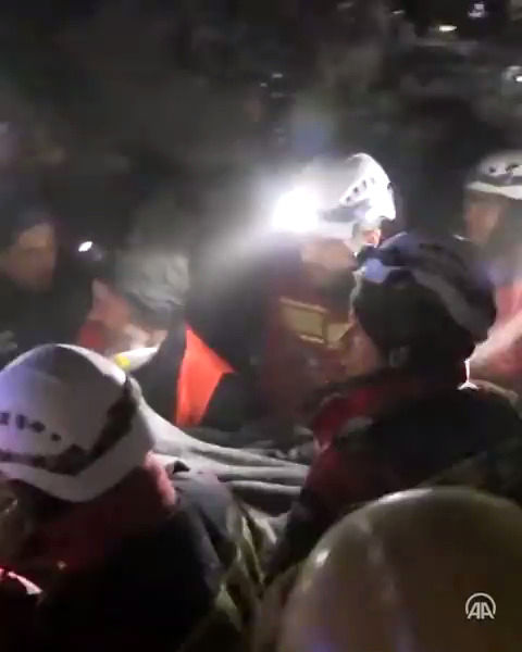 لحظه نجات زن 70 ساله از زیر آوار پس از ۱۲۲ ساعت