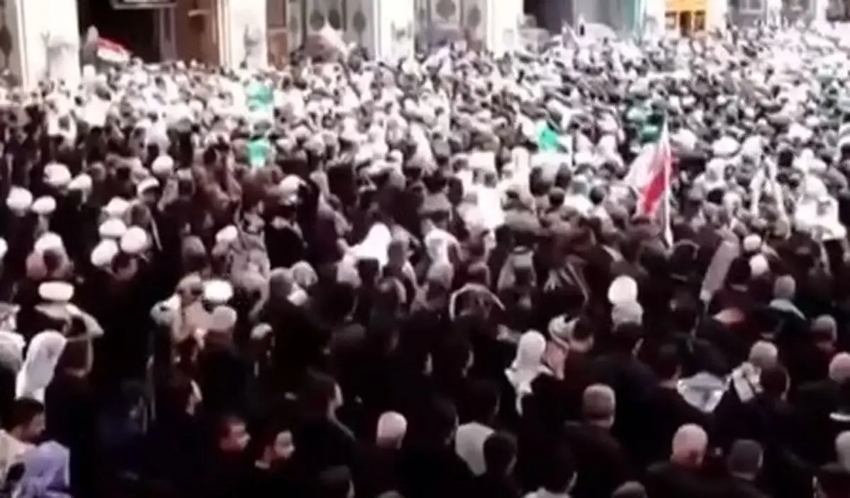 اقامه نماز بر پیکر رهبر شهید در نجف