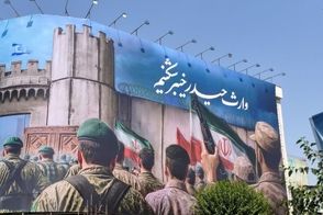 دیوارنگار بزرگ میدان انقلاب جلب توجه کرد