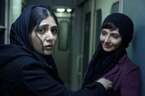 فیلم زیرخاکی از باران کوثری در حال کری‌خوانی برای پرسپولیسی‌ها