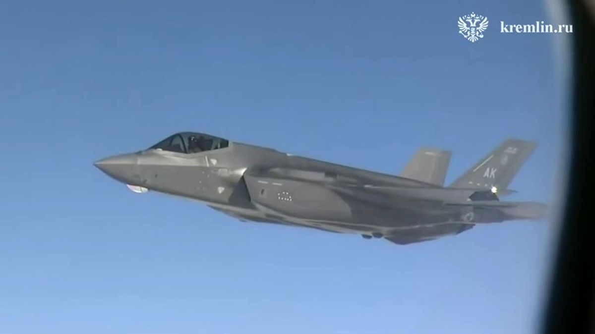اسکورت هواپیمای پوتین با جنگنده‌های F-22