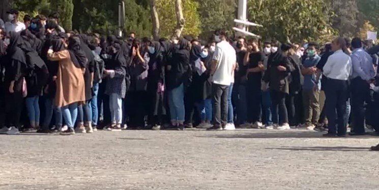 شعار دانشجویان معترض در دانشگاه اصفهان