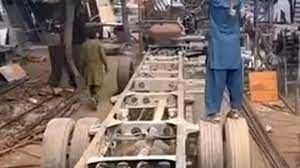 ویدئو عجیب از نحوه ساخت اتوبوس در پاکستان