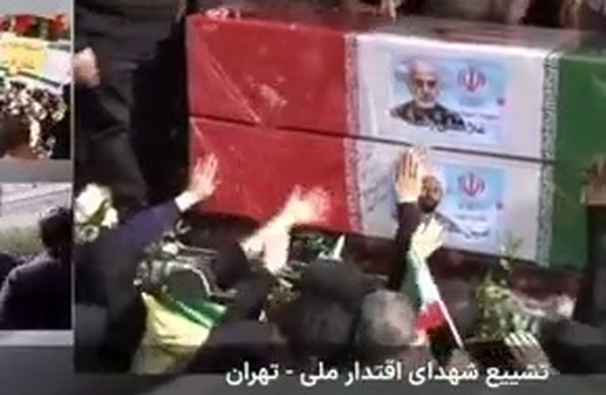 تابوت پدر پسری در میان شهدای جنگ ایران و اسرائیل