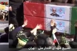 تابوت پدر پسری در میان شهدای جنگ ایران و اسرائیل