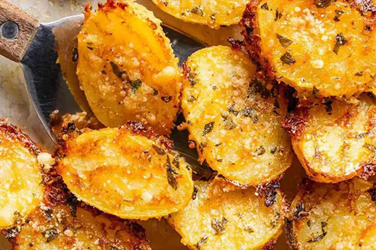 طرز تهیه سیب‌زمینی کریسپی و طلایی خانگی
