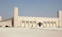 عکسی از معماری کج و مناره شیبدار یک مسجد