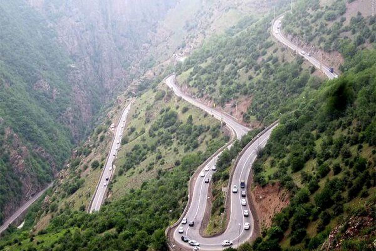 برخورد خودرو با تیر برق در جاده چالوس