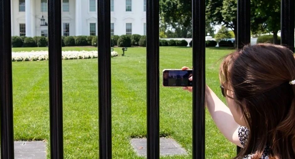  کودک کنجکاو از حصار امنیتی کاخ سفید رد شد!